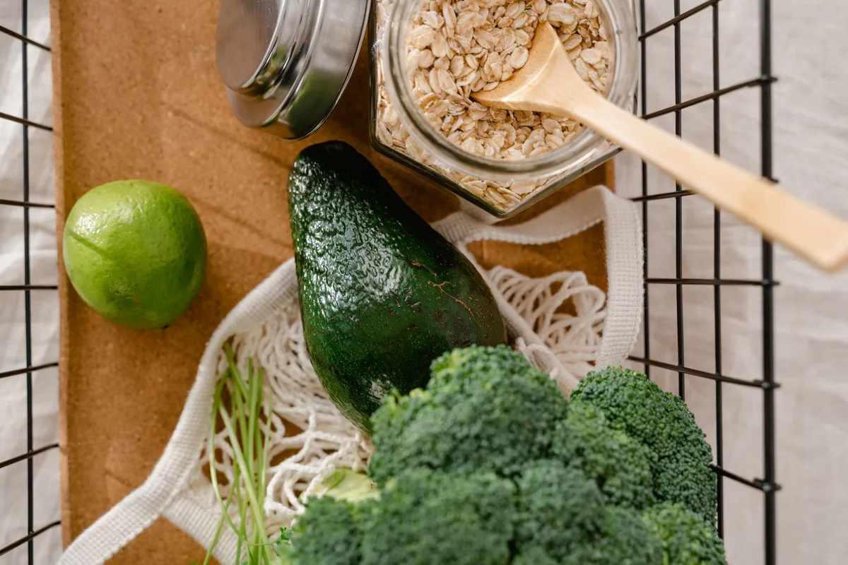 Aguacate, avena, brócoli y limón sobre la mesa