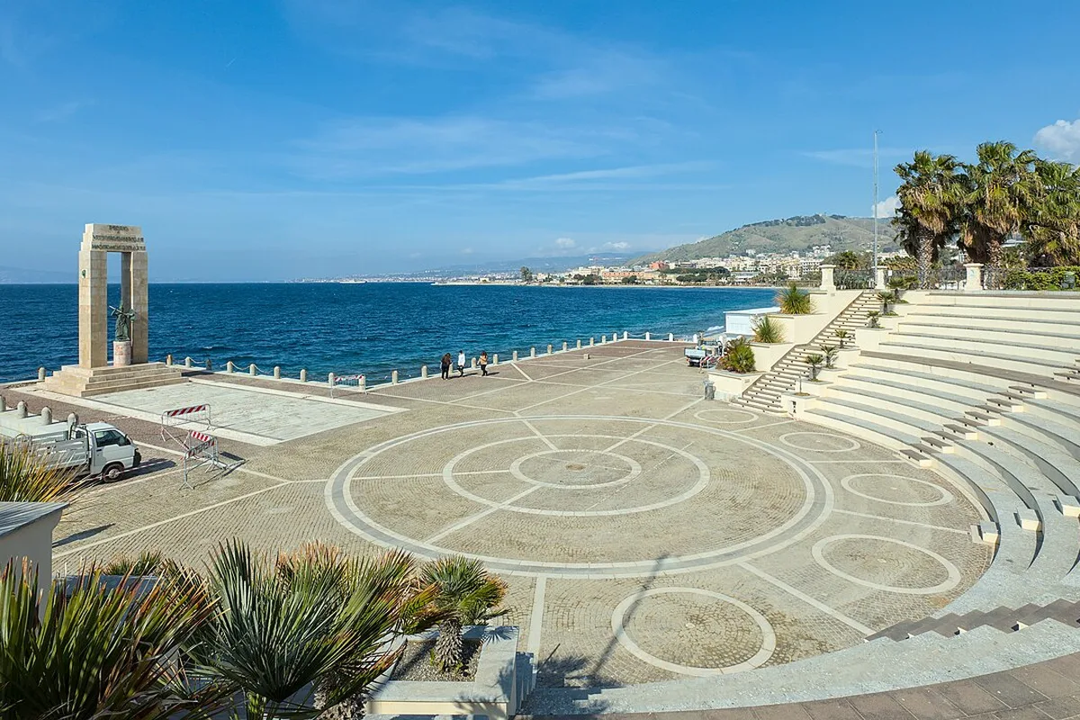 Paseo marítimo de Reggio Calabria frente al estrecho de Messina