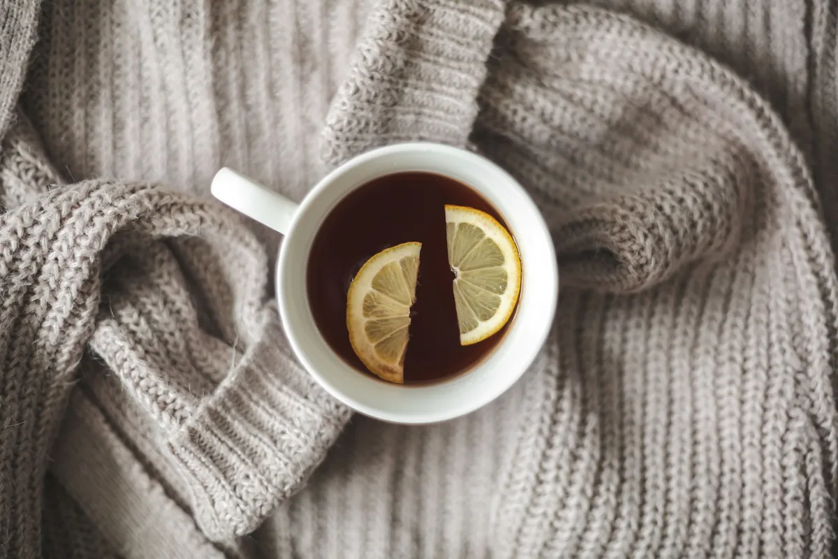 Taza de té negro con una rodaja de cítrico