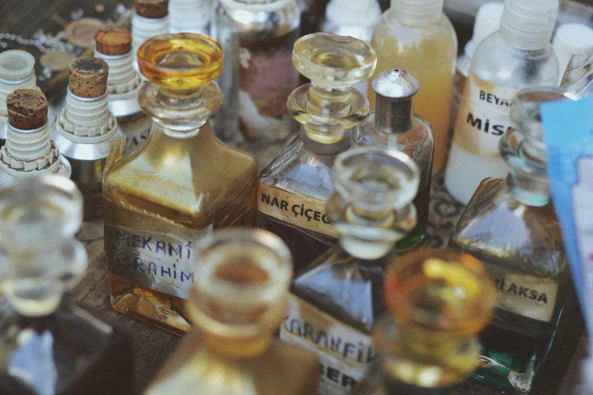 Frascos de perfume y aceites aromáticos de vidrio