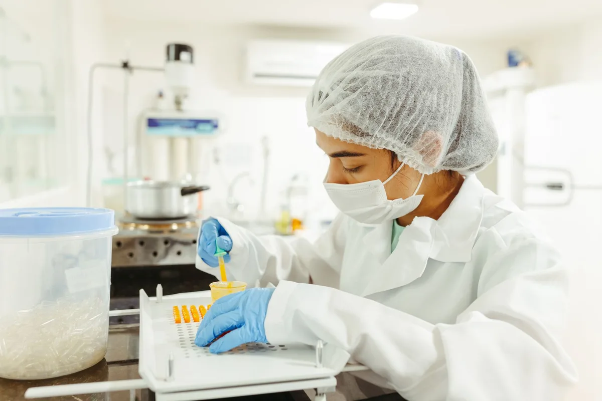 Investigadora trabajando con muestras en un laboratorio
