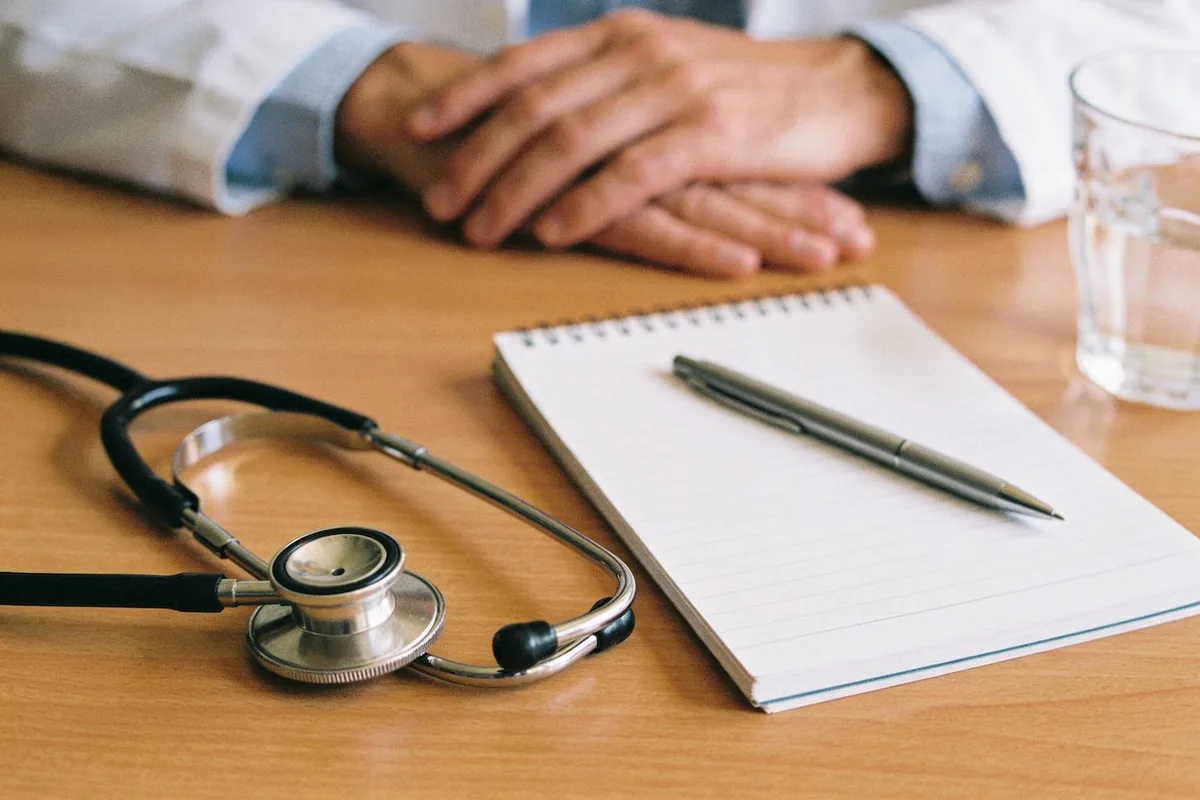 Portada del artículo: PSA y tacto rectal: qué son y cuándo hablarlo con el médico