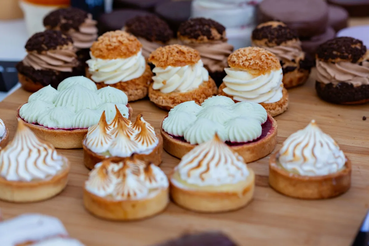 Bandeja de postres y pasteles dulces