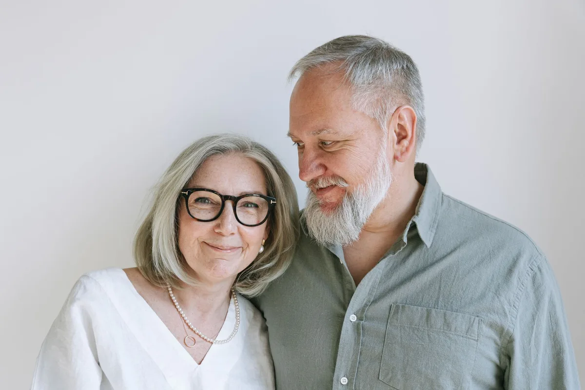Pareja de adultos mayores sonriendo