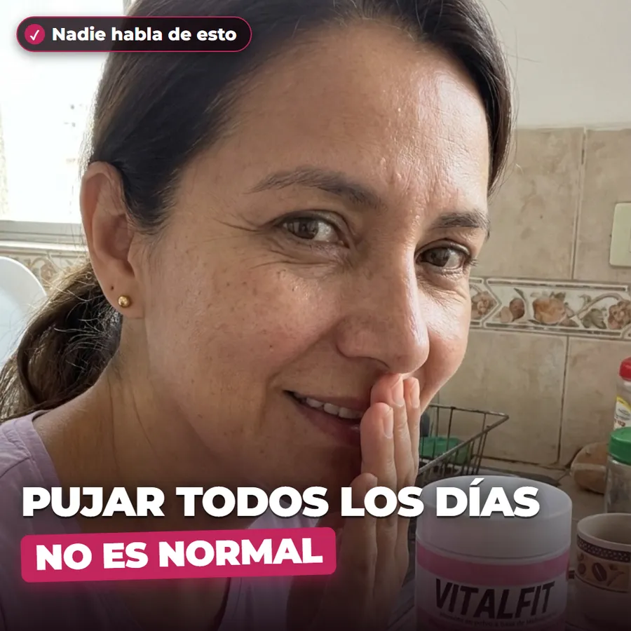 Mujer en su cocina tapándose la boca con una sonrisa, con el texto «Pujar todos los días no es normal»