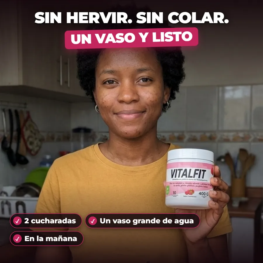 Mujer joven con el tarro de Vitalfit y el texto «Sin hervir. Sin colar. Un vaso y listo»: 2 cucharadas en un vaso grande de agua, en la mañana